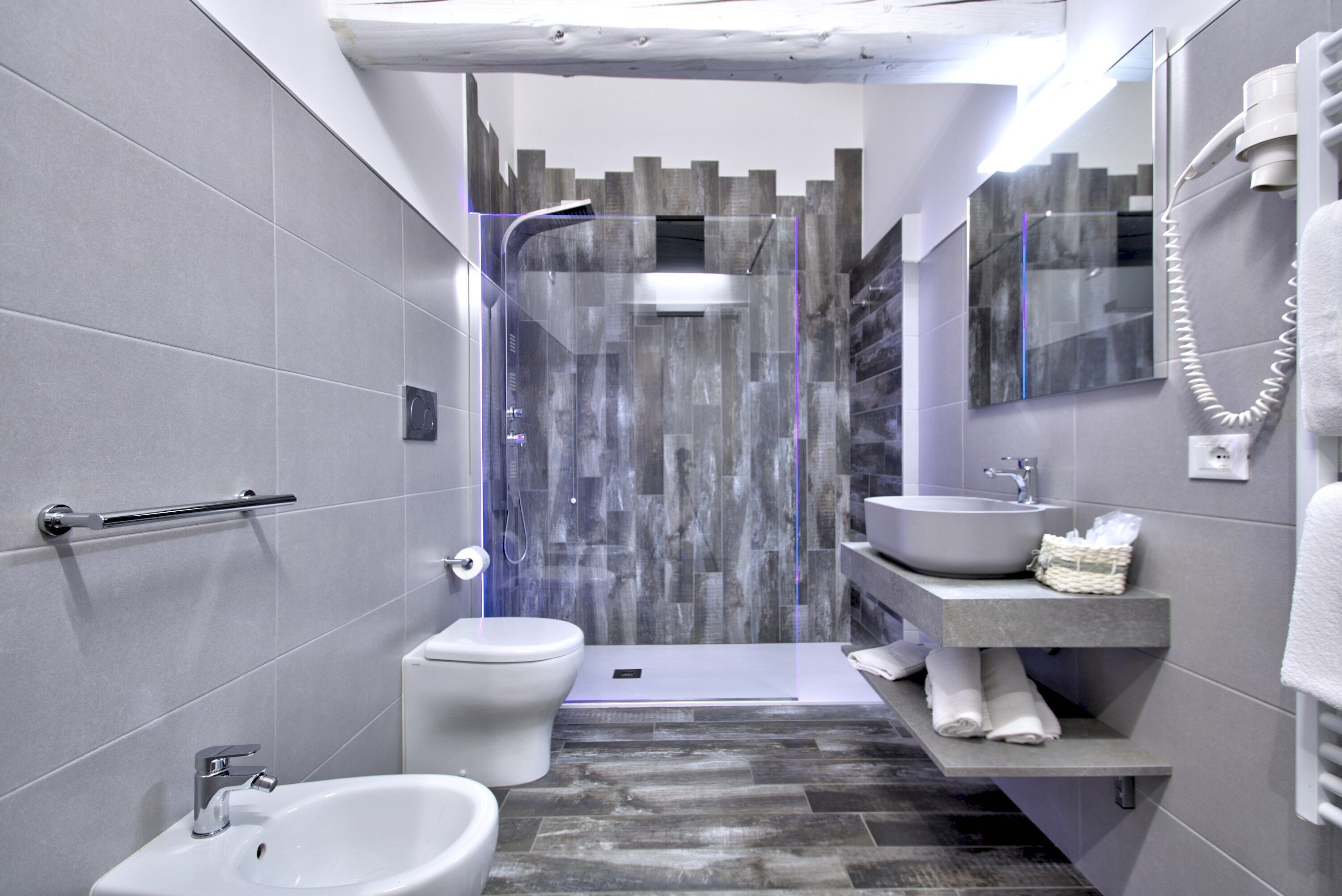 Sèche-cheveux, bidet, serviettes fournies, savon