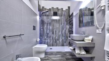 SĂšche-cheveux, bidet, serviettes fournies, savon