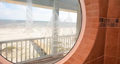 "No Pressure" Beautiful beach front home