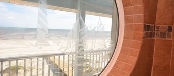 "No Pressure" Beautiful beach front home