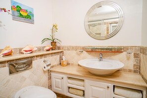 Een douche, een regendouche, een haardroger, handdoeken