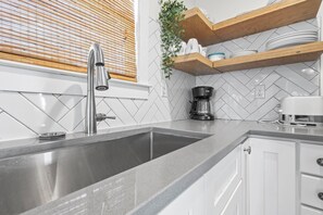 Fridge, microwave, oven, stovetop - SUPER CUTE, DOG FRIENDLY, CONVENIENT TO THE BEACH! (Gulf Shores)