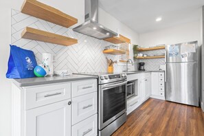 Fridge, microwave, oven, stovetop - SUPER CUTE, DOG FRIENDLY, CONVENIENT TO THE BEACH! (Gulf Shores)