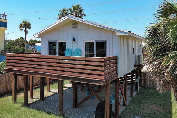 Terrace/patio - SUPER CUTE, DOG FRIENDLY, CONVENIENT TO THE BEACH! (Gulf Shores)