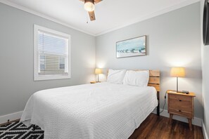 2 bedrooms, WiFi, bed sheets - SUPER CUTE, DOG FRIENDLY, CONVENIENT TO THE BEACH! (Gulf Shores)
