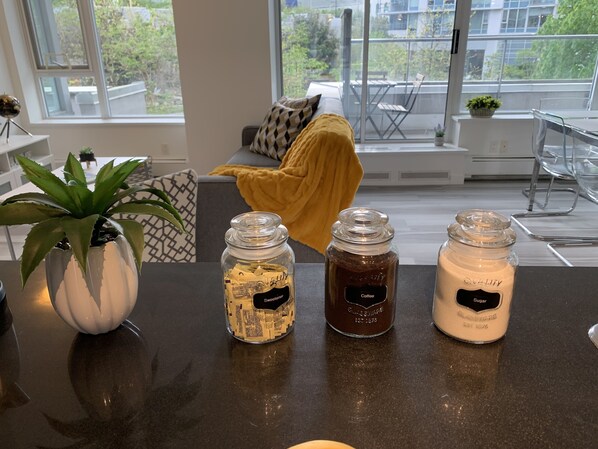 Interior - Amazing & Modern! Beautiful & Quiet View! Best location Downtown w/ Free Parking (Vancouver)