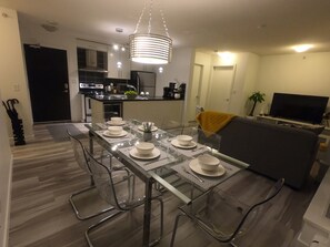 Dining - Amazing & Modern! Beautiful & Quiet View! Best location Downtown w/ Free Parking (Vancouver)