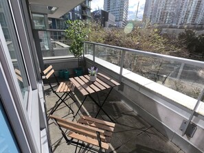 Outdoor dining - Amazing & Modern! Beautiful & Quiet View! Best location Downtown w/ Free Parking (Vancouver)