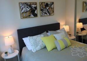 3 bedrooms, iron/ironing board, WiFi, bed sheets - Amazing & Modern! Beautiful & Quiet View! Best location Downtown w/ Free Parking (Vancouver)