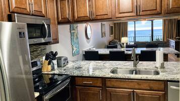 Coffee/tea maker, fridge, microwave, oven