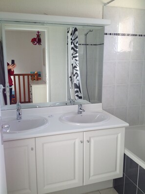 Duschwanne, Seife, Toilettenpapier