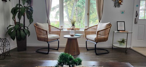 BOHO COTTAGE  "Hot Tub & Close to Beach"