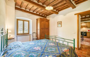 10 bedrooms, travel cot, free WiFi, bed sheets - Awesome home in Cortona (Cortona)