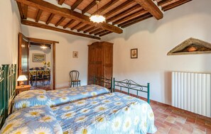 10 bedrooms, travel cot, free WiFi, bed sheets