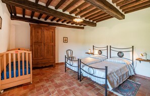10 bedrooms, travel crib, free WiFi, bed sheets - Awesome home in Cortona (Cortona)
