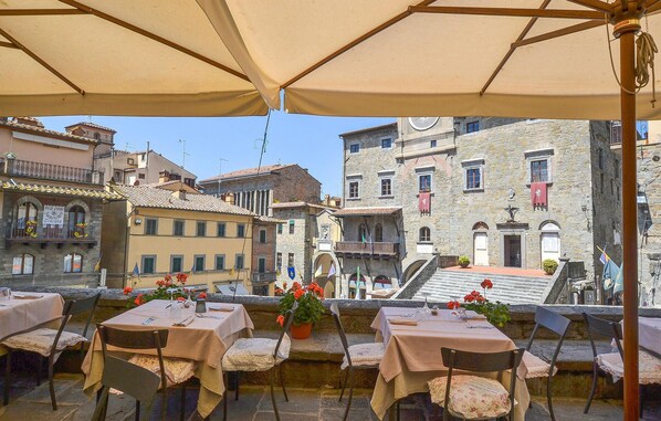 Outdoor dining - Awesome home in Cortona (Cortona)