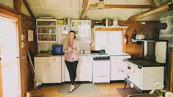 Piano cottura, pentole/stoviglie/utensili, carta assorbente