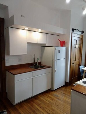Fridge, microwave, oven, stovetop - Great views in OTR, lots of parking & big yard! (Cincinnati)