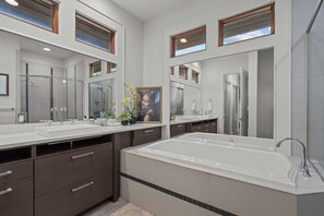 Bañera con ducha, secador de pelo, toallas, jabón