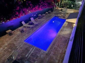 Una piscina al aire libre, una piscina climatizada
