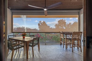 屋外ダイニングエリア