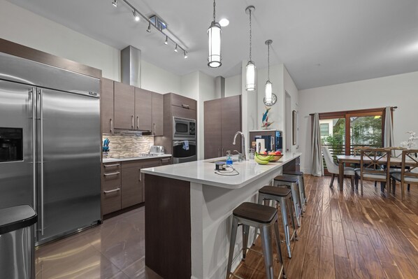 Réfrigérateur, micro-ondes, four, plaque de cuisson