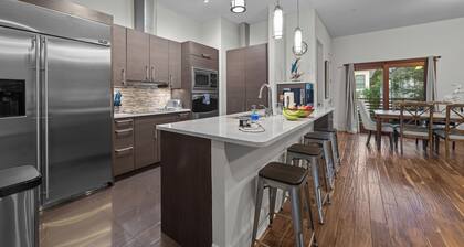 Just 3 Blocks to Park Ave Shops/ Restaurants, 2 From The Winter Park Village!