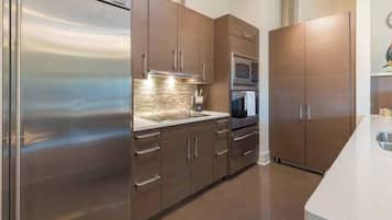 Geladeira, micro-ondas, fogão, cooktop