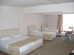 Kamar Standar | Meja kerja, ruang kerja ramah laptop, dan Wi-Fi gratis