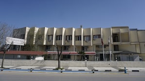 Un immeuble à plusieurs étages sur lequel on peut lire l’inscription « Erdogan Ege ».