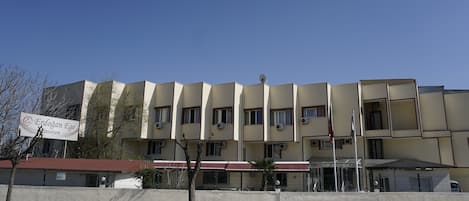 Vista frontal de la propiedad