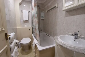 Classic Studio | Bathroom | Bathtub, free toiletries, hair dryer, towels - StayIn - Queensway (London)