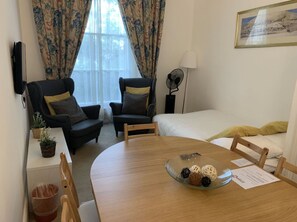 Apartamento, 2 quartos | Sala de estar | TV de tela plana