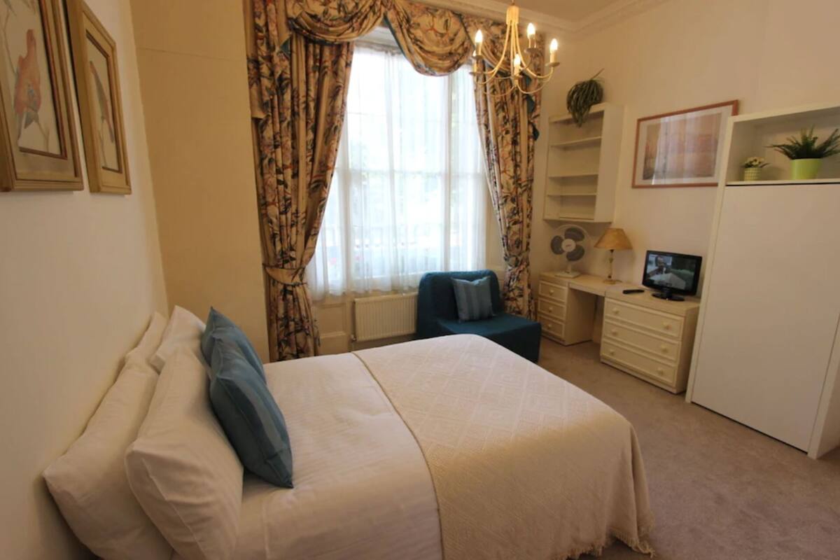 Family Studio | 1 bedroom, iron/ironing board, free WiFi, bed sheets