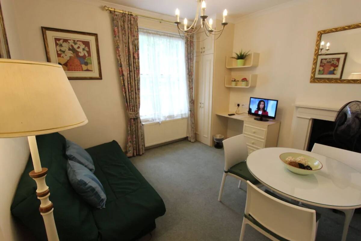 Classic Studio | Living area | Flat-screen TV