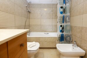 Bathtub, towels