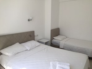 Driepersoonskamer | Een minibar, verduisterende gordijnen, gratis wifi