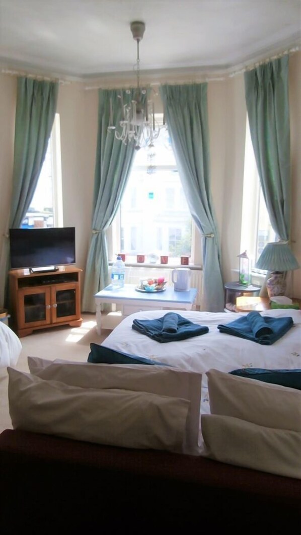 Individually decorated, individually furnished, iron/ironing board - Diamond House (Great Yarmouth)