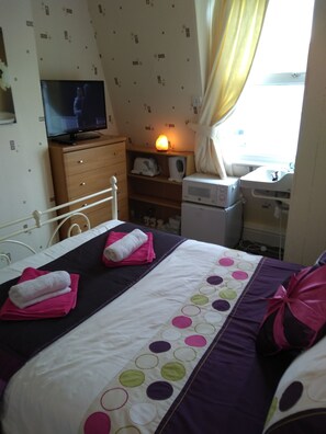 Economy Double Room | Individually decorated, individually furnished, iron/ironing board - Diamond House (Great Yarmouth)