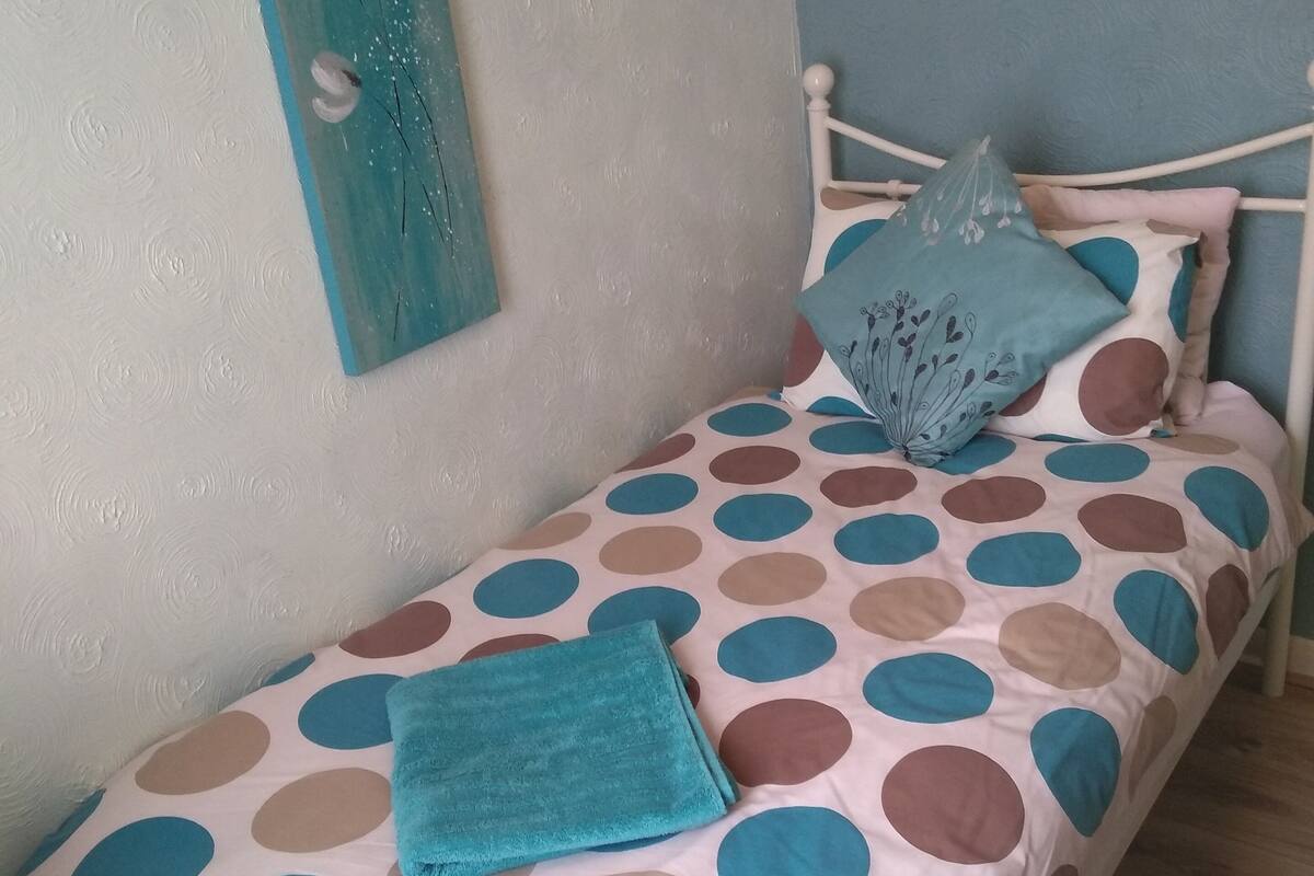 Basic Single Room | Iron/ironing board, free cots/infant beds, free WiFi