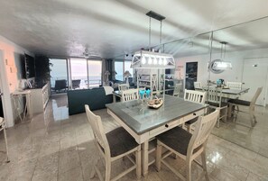 Dining - GORGEOUS DIRECT OCEANFRONT CONDO 2/2 1500sqf/PET WELCOME (Daytona Beach Shores)