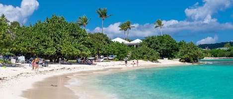 Plage, chaises longues, serviettes de plage