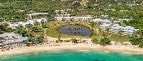 Rannalla, aurinkotuoleja, rantapyyhkeitä