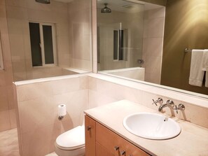 Douche, serviettes fournies, savon, papier de toilette