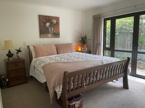 4 عدّة غرف نوم ومكواة/لوح كي وواي فاي وملاءات أسرّة