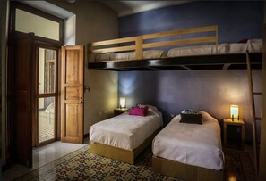 3 bedrooms, desk, iron/ironing board, travel cot - Casa 51 - The best place to stay in town! (Centro)