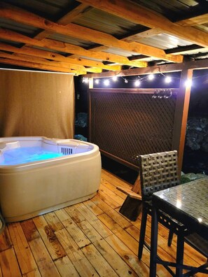 Outdoor spa tub