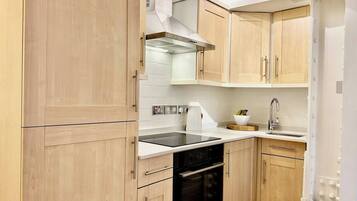 Fridge, oven, stovetop, coffee/tea maker