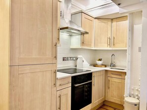 Fridge, oven, stovetop, coffee/tea maker - Living in the heart of London (London)