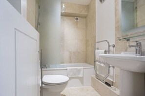Combined shower/tub, hair dryer - Living in the heart of London (London)